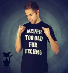 Herren T-Shirt Never Too Old For Techno