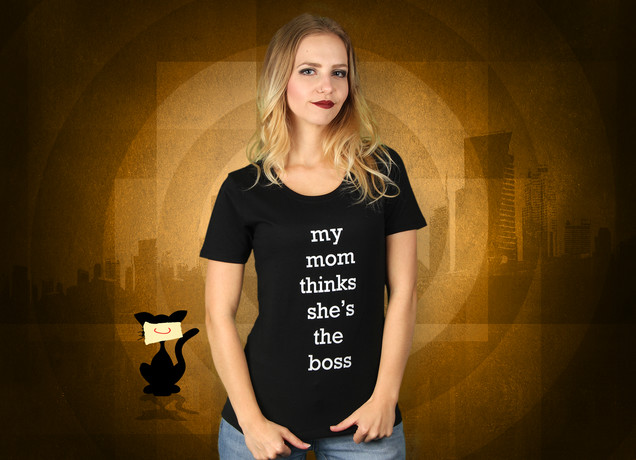 Damen T-Shirt My Mom Thinks She's The Boss