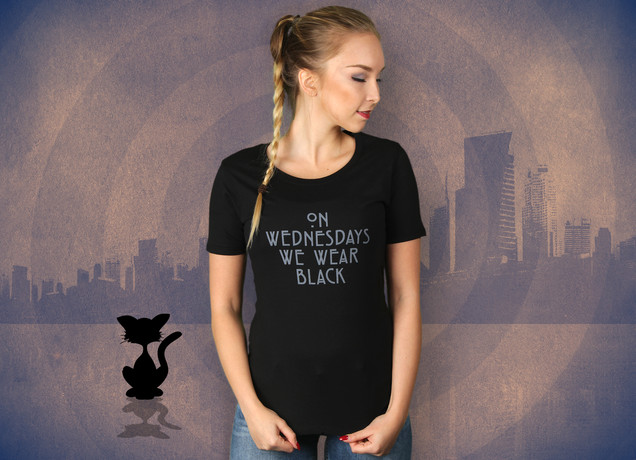 Damen T-Shirt On Wednesdays We Wear Black